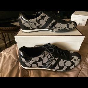Coach logo tennis shoes black